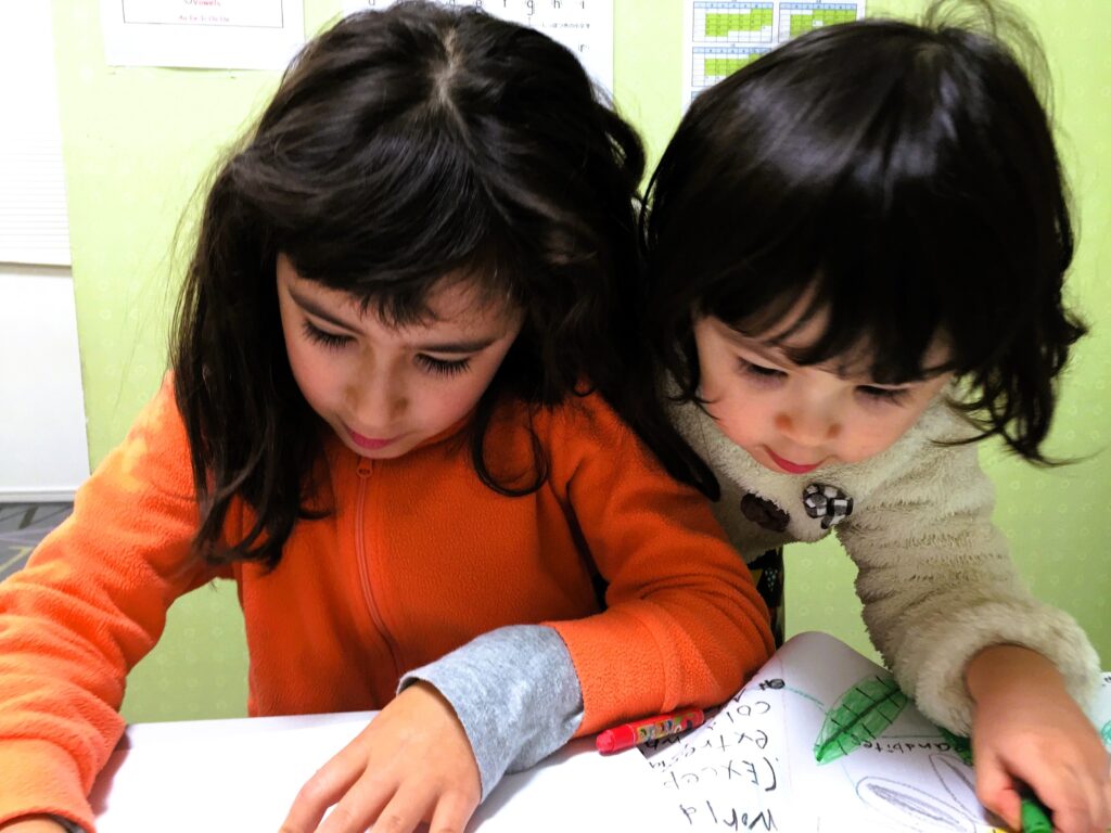 英語を勉強する2人の子ども