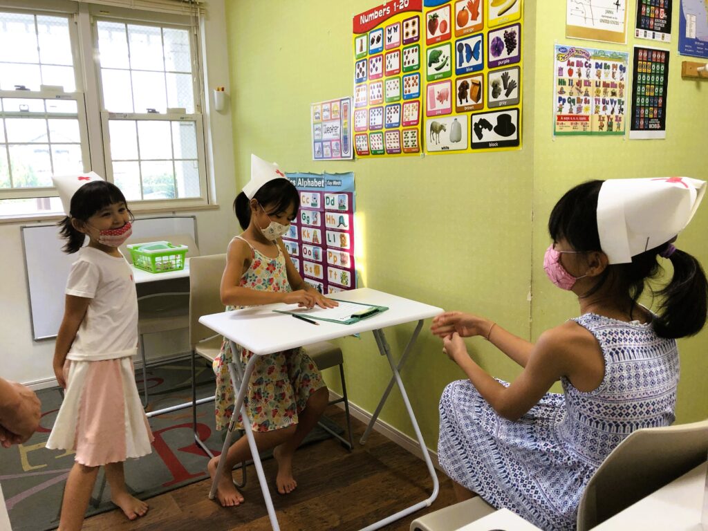 病院でのシーンを実演しながら英会話を学ぶ子どもたち