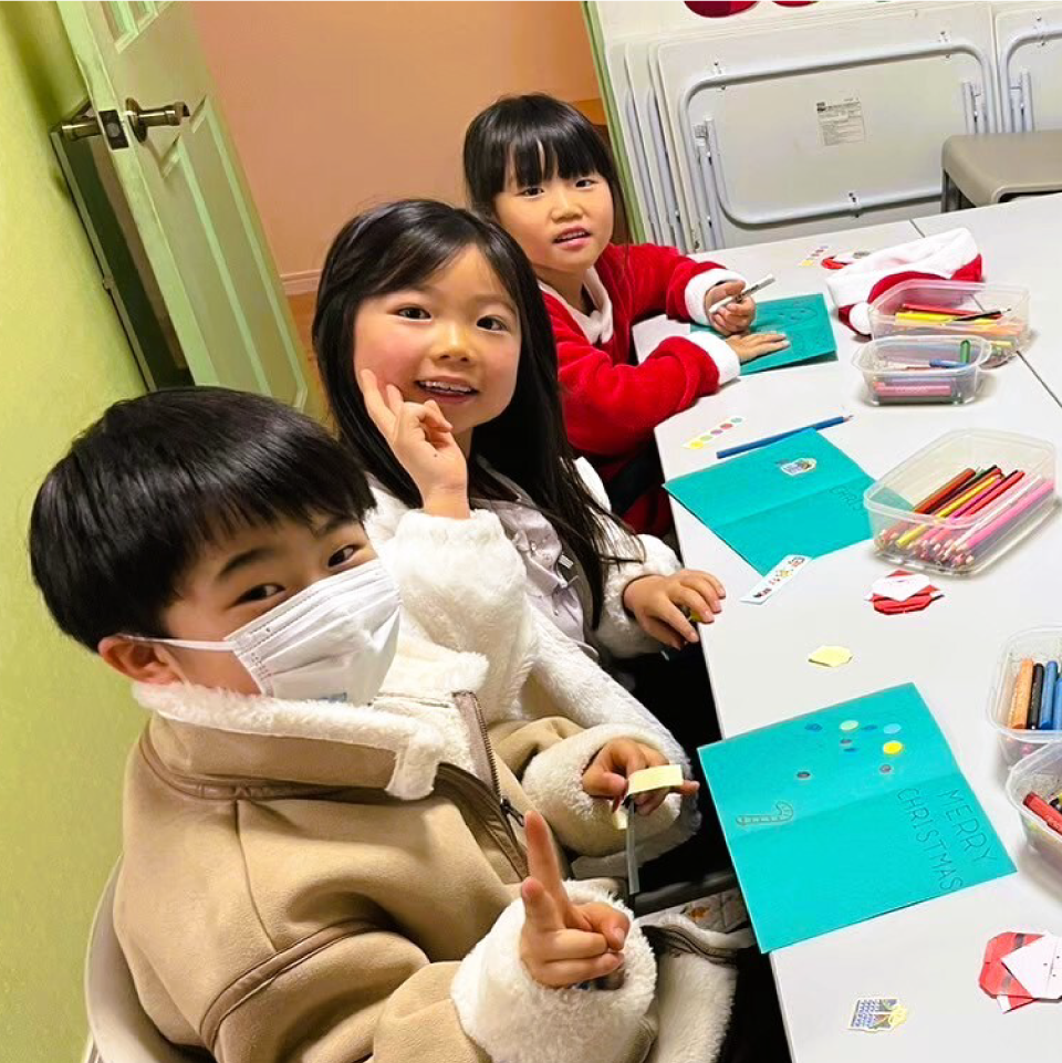 英会話教室で授業を受ける子どもたち