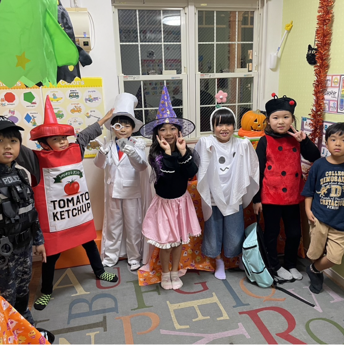 ハロウィンパーティーで仮装をする子どもたち