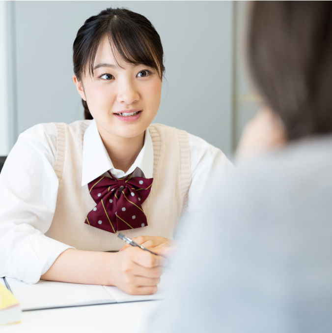 マンツーマン英検対策レッスンを受ける女子高生